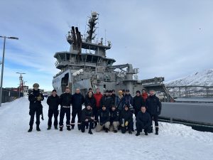 Arctic Rescue deltakere foran KV Harstad